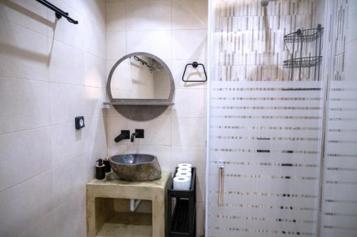y baño con lavabo y ducha. en Maya Studio en Ermúpoli