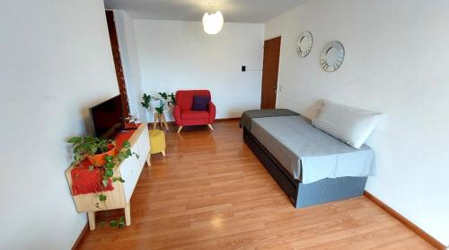 1 dormitorio con 1 cama, TV y silla en Espacio C Av Marcelo t de Alvear Vista Centro en Córdoba