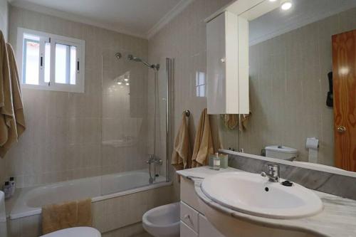 bagno con lavandino, doccia e servizi igienici di Apartamento Toledo 8 a El Rompido