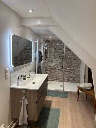 une salle de bain avec un lavabo et une douche dans l'établissement Maison familiale face à la mer, à Regnéville-sur-Mer