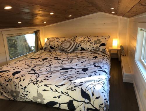 a bedroom with a bed in a tiny house at Modern Private Tiny House in the Forest in Slocan