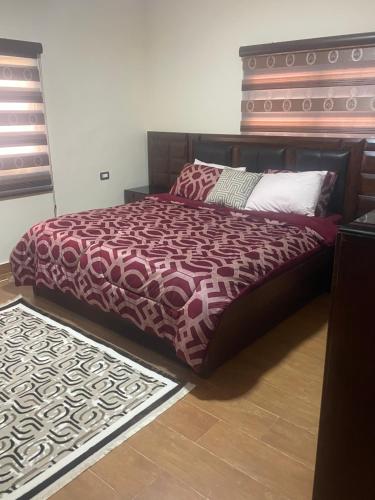 um quarto com uma cama grande e uma cabeceira em madeira em مزرعة النجم Najem farm em Ad Dimnah