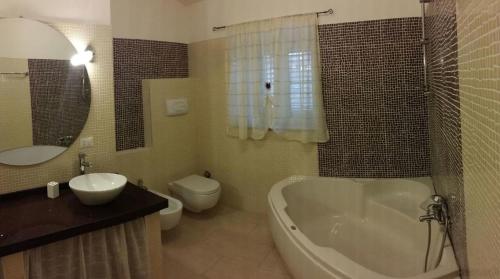 A bathroom at B&B Pian del Lago