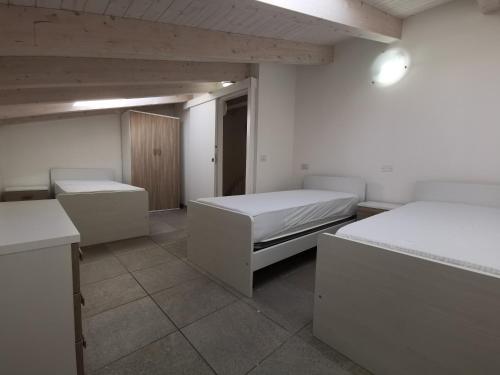 Habitación grande con 2 camas y barra. en I tigli Pomposa, en Lido di Pomposa