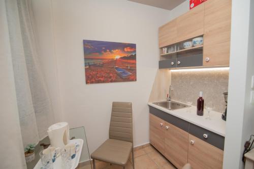 La petite salle de bains est pourvue d'un lavabo. dans l'établissement Tsaner Apartment and Rooms, à Matala