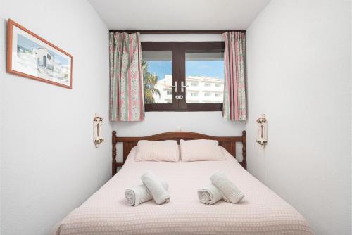 una camera con un letto con due cuscini sopra di Apartment Oiza Canopus Sea Views at the beach a Alcudia