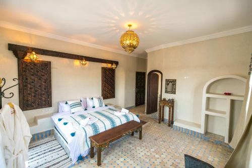 Кровать или кровати в номере Riad Jouba