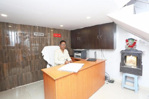Hotel Manoj tesisinde lobi veya resepsiyon alanı