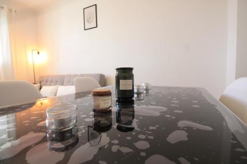 a table with a candle on top of it at Grand Parking gratuit, De 1 à 4 personnes, Tout équipé, Netflix, Amazon Prime Gratuits et Illimités, Matelas Emma, Lave Linge, Vue sur la Vallée, RDC in Pont-Hébert