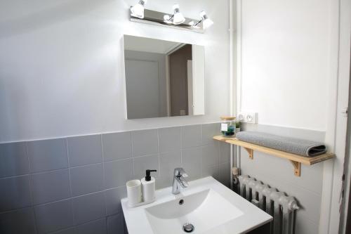 a bathroom with a sink and a mirror at Grand Parking gratuit, De 1 à 4 personnes, Tout équipé, Netflix, Amazon Prime Gratuits et Illimités, Matelas Emma, Lave Linge, Vue sur la Vallée, RDC in Pont-Hébert
