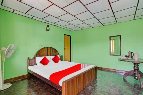 Llit o llits en una habitació de Flagship Green Fort Thekkady