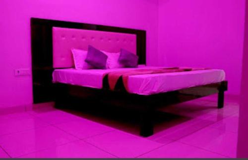 Postel nebo postele na pokoji v ubytování OYO Palace Hotel
