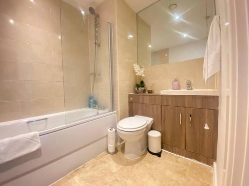 La salle de bains est pourvue de toilettes, d'une baignoire et d'un lavabo. dans l'établissement Luxury 2 Bedroom Charter House, à Milton Keynes