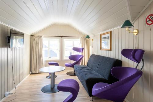 a living room with purple chairs and a couch at Mo Gjestegård in Mo i Rana