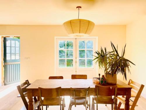 een eetkamer met een houten tafel en stoelen bij 30 steps to sand.. Light and spacious family villa in Zandvoort