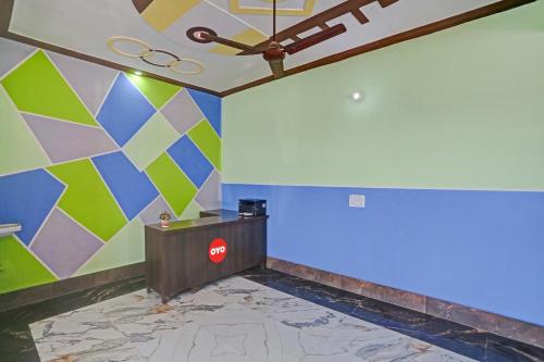 Cette chambre est dotée de murs colorés et d'un plafond. dans l'établissement OYO Flagship Green Well Hotel & Restaurant, à Rewāri