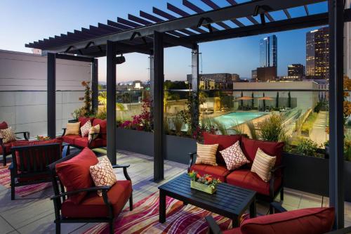 patio na dachu z czerwonymi meblami i widokiem na stadion w obiekcie Residence Inn by Marriott Los Angeles L.A. LIVE w Los Angeles