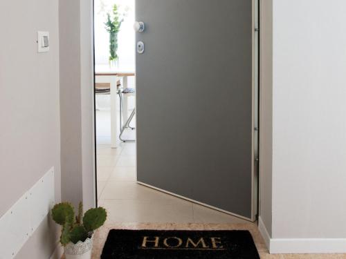 a door leading into a home with a welcome mat at Residenza Otello in Cadoneghe