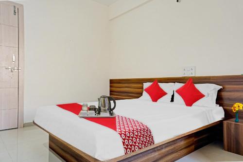 מיטה או מיטות בחדר ב-SPOT ON Swarg Executive Paradise Near Fun Time Multiplex