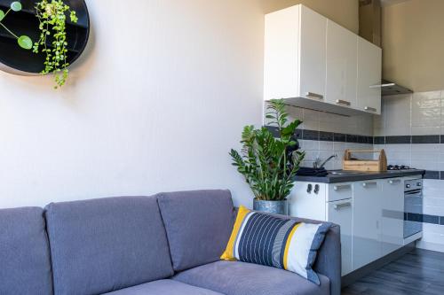 a living room with a couch and a kitchen at @ geulle in Guelle