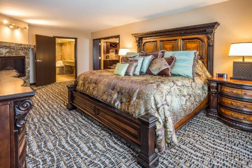 a bedroom with a bed with a dresser and a desk at Holiday Inn - South Jordan - SLC South, an IHG Hotel in South Jordan