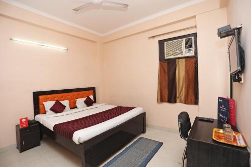Schlafzimmer mit einem Bett und einem Fenster in der Unterkunft OYO Rn 32 in Indirapuram