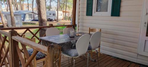 a table and chairs on the porch of a house at Bungalow 5 pers in L'Escala