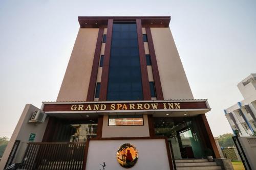 a building with a sign that reads grand sparrow inn at Grand Sparrow Inn in Tājganj