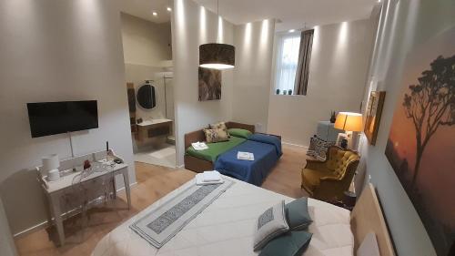 una pequeña sala de estar con cama y sofá en Massimo Luxury Rooms en Palermo
