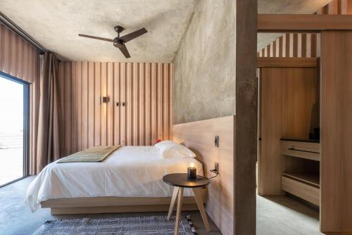 - une chambre avec un lit et un ventilateur de plafond dans l'établissement Casa Santos, à Todos Santos