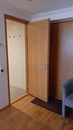 a room with a door and a chair and a mirror at Puhas 2 toaline Kakumäe korter in Tallinn