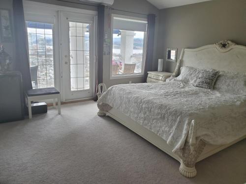 Postel nebo postele na pokoji v ubytování LakeView House with 4 rooms Kelowna near downtown & Knox Moutain