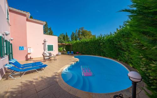 - une piscine dans une cour avec une terrasse dans l'établissement Villa Fedra - 3 Bedrooms - Sleeps 6p, à Sami