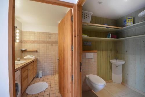 ein Bad mit einem WC und einem Waschbecken in der Unterkunft Les jonquiers, gîte indépendant cosy avec jardin in Aubagne
