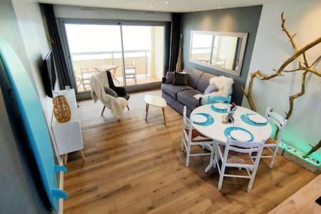 un salon avec une table et un canapé dans l'établissement Hamac FACE MER, à Berck-sur-Mer
