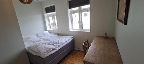 Een bed of bedden in een kamer bij Akureyri City Center two bedroom apartment