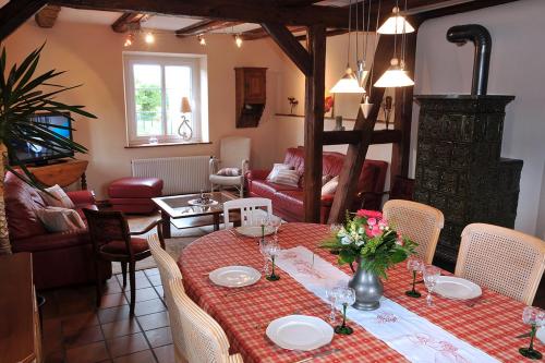une salle à manger avec une table et un salon dans l'établissement A l’orée du Ried, à Jebsheim