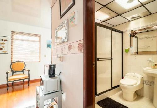 y baño con aseo y lavamanos. en Excelente cómoda habitación privada cerca parque Simon Bolivar, en Bogotá