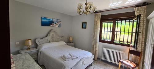 una camera con un letto bianco e una finestra di Villa Teresa con Aparcamiento y Wifi Incluido - Cangas De Onis a Cangas de Onís