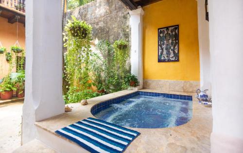 uma piscina no meio de uma casa em 4CB-1 CASA COLONIAL DE 4 HABITACIONES EN EL CENTRO HISTORICO DE CARTAGENA em Cartagena das Índias