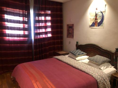 - une chambre avec un lit et une fenêtre dans l'établissement Chambre privée dans un bel appartement avec vue sur mer, à Casablanca