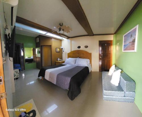1 dormitorio con 1 cama y 1 silla en CHUE&LARRY'S BEACHSIDE HOMESTAY, en Libagon
