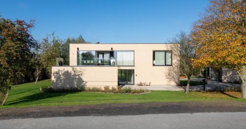 a house on a hill with a driveway at Yzerdyck in Diksmuide