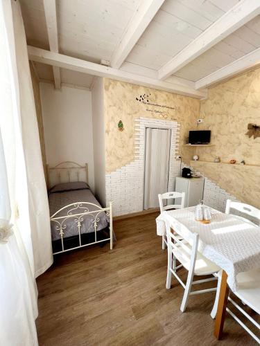 オストゥーニにあるIl Girasoleのベッドルーム1室(ベッド1台、テーブル、椅子付)