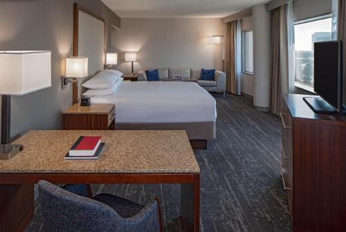 デンバーにあるHyatt Regency Denver Tech Centerのベッドとテレビが備わるホテルルームです。
