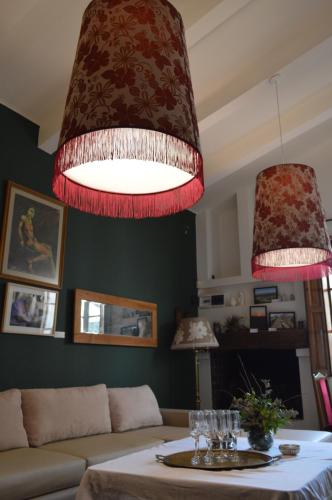 2 lámparas grandes en la sala de estar con sofá en Estancia Urbana Hotel Boutique en Río Cuarto