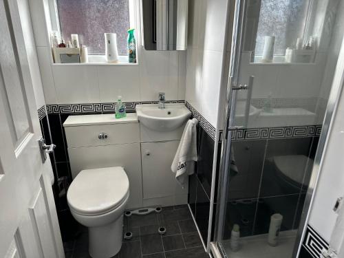 Bathroom sa Remarkable 3-Bed House in East Cowes