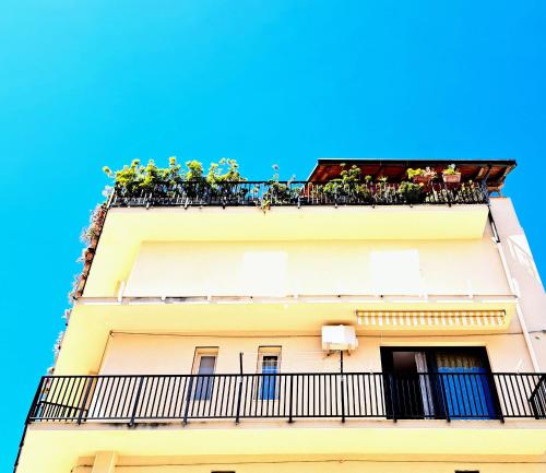 a building with flowers on a balcony at Appartamento Castel Sant'Angelo in Licata
