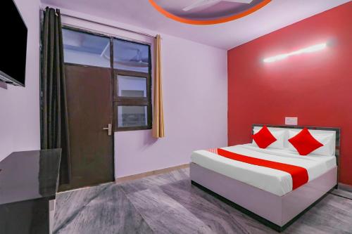 Postel nebo postele na pokoji v ubytování Hotel O Primrose Hotel's Near Noida Sector 76 Metro Station