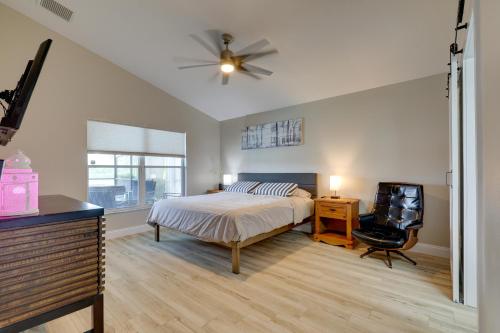Katil atau katil-katil dalam bilik di Bright Getaway with Ski Lake, 11 Miles to Dtwn Tampa
